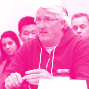 La photo de John Francis avec un filtre rose vif.